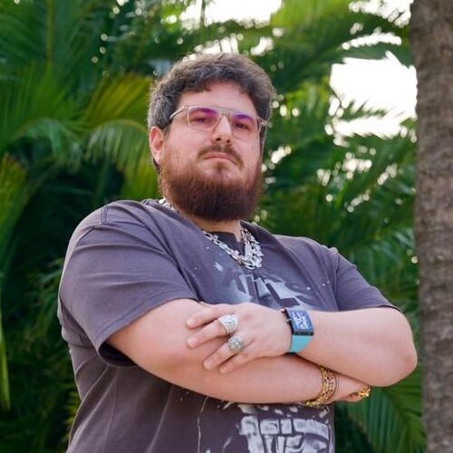 MC Pao, bras croisés